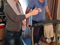 insolito: julian assange y eric cantona se preparan para el mundial de contrainteligencia insolito: julian assange y eric cantona se preparan para el mundial de contrainteligencia