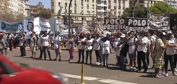Corte total en el Obelisco por la confluencia de distintas protestas