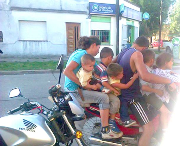 Peligroso: siete personas sobre una moto en Junín