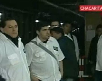 Empleados de seguridad impiden que circulen trenes en la Línea B