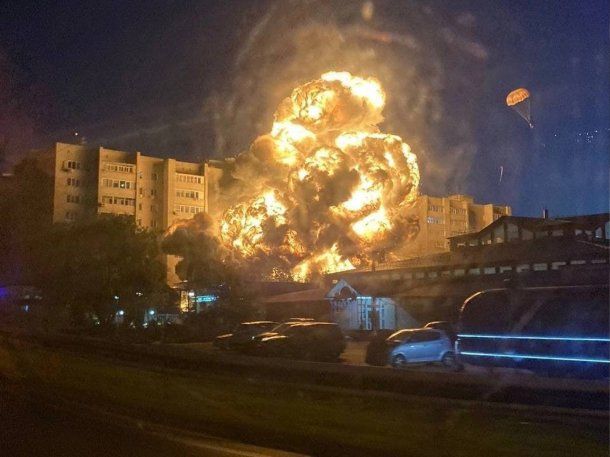 Rusia: un avión militar se estrelló contra un edificio de viviendas