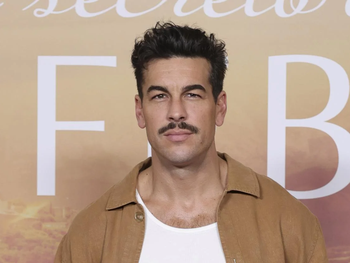 La serie española con Mario Casas ideal para maratonear este fin de semana