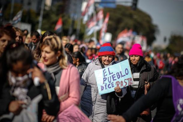 La gente marcha ante la crisis en Argentina. Foto: EFE