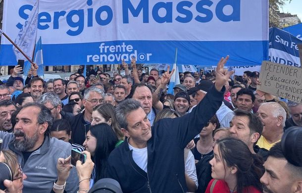 El canto de Sergio Massa en la Marcha Federal Universitaria: Vamos a volver