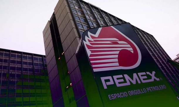 En 1982 Pemex recibe un préstamo por mil millones de dólares de varios bancos estadounidenses.