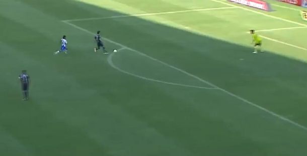 Un ex Boca hizo todo mal y le sirvió el gol a otro argentino