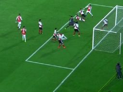 Salvador Ponzio: Batalla la soltó en el área y su compañero evitó el gol