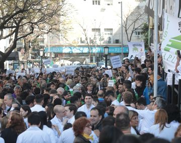 Abrazo simbólico a Hospital de Clínicas en reclamo del presupuesto universitario