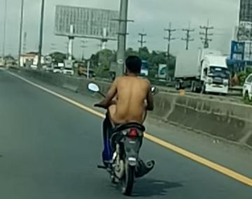 Un hombre manejaba una moto completamente desnudo