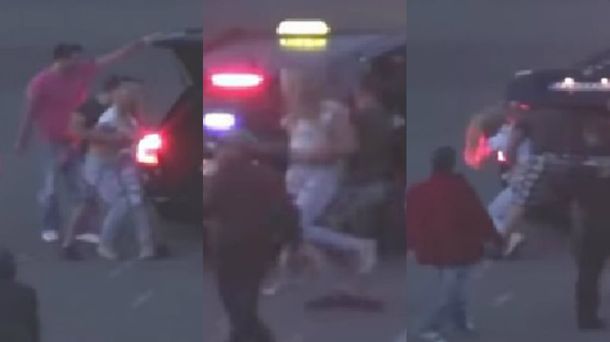 Dos policías miran cuando raptan a una mujer a la salida de un boliche