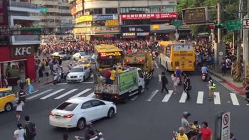 triste pero real: una multitud paralizo taiwan para cazar un pokemon triste pero real: una multitud paralizo taiwan para cazar un pokemon