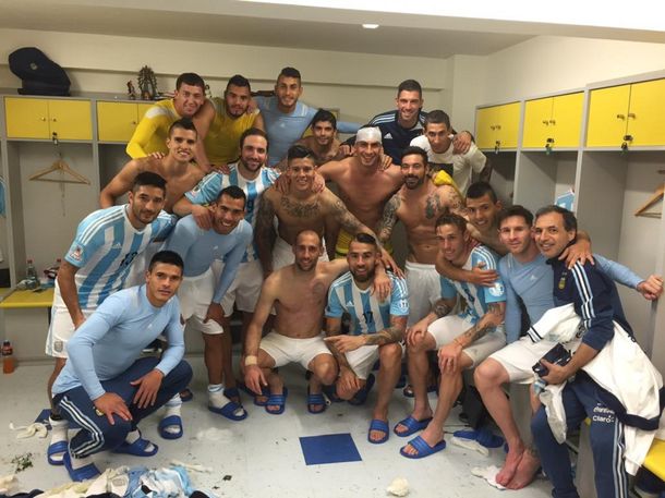 El festejo en el vestuario de Argentina tras la goleada frente a Paraguay