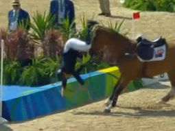 Lo traicionó el caballo: mirá esta terrible caída en la prueba de equitación