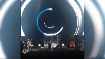 mira la caida de enrique iglesias en medio de un show multitudinario mira la caida de enrique iglesias en medio de un show multitudinario