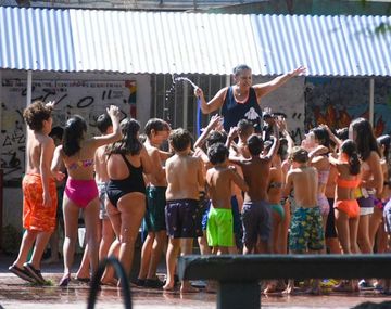 Van a clases en malla y los manguerean por la ola de calor