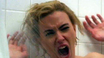 scarlett johansson se desnuda para recrear psicosis scarlett johansson se desnuda para recrear psicosis