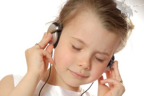 Girl-listening-to-music