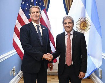Luis Caputo junto a Scott Bessent en Washington, Estados Unidos.