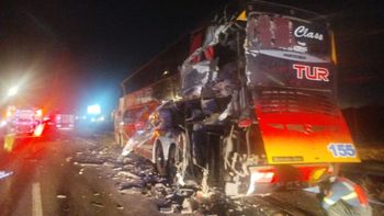 un micro de larga distancia y un camion chocaron en la ruta 9 en campana un micro de larga distancia y un camion chocaron en la ruta 9 en campana