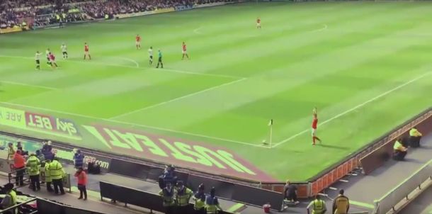 Se divertía con Ronaldinho y ahora es viral por tirar el peor córner de la historia