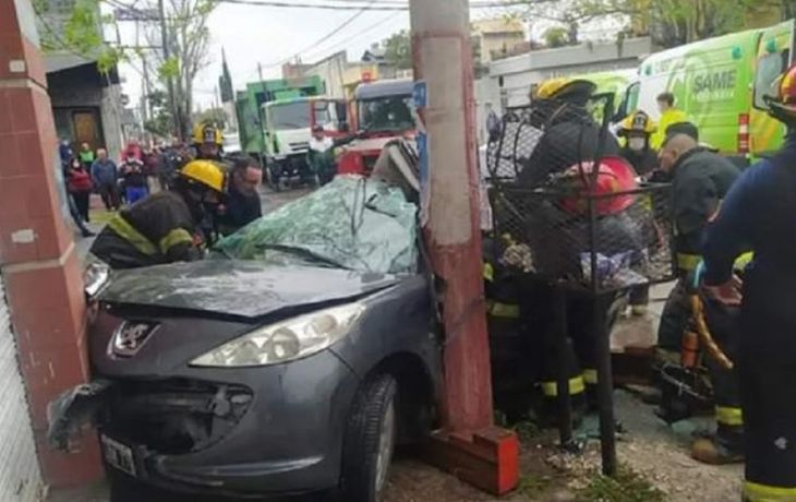 Una familia quedó aplastada contra un poste tras chocar con un camión recolector