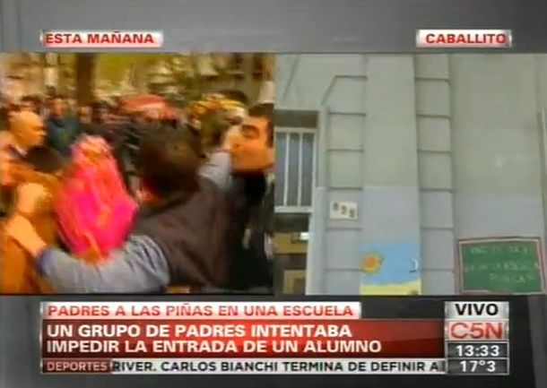 Un grupo de padres protagonizó una pelea frente a sus hijos