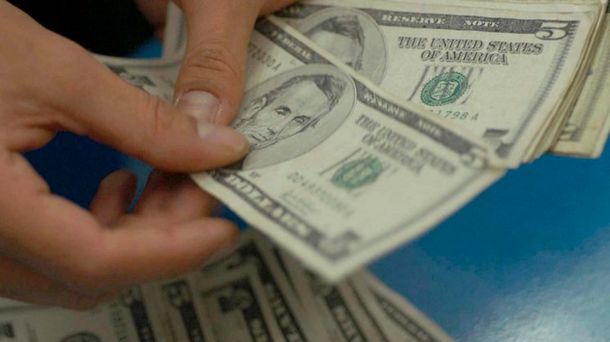 Dólar ahorro: AFIP comienza con el pago de la segunda cuota de la devolución del recargo