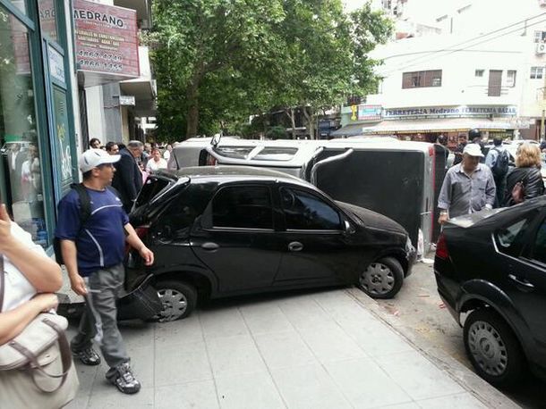 Espectacular choque y vuelco en Almagro: hay un herido
