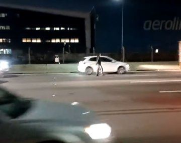 Peligro total: un hombre caminó entre los autos en plena avenida Lugones