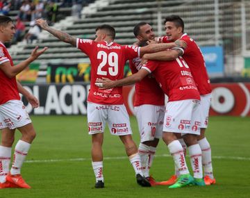 Los jugadores del Globo celebran un triunfo que vale 6 puntos
