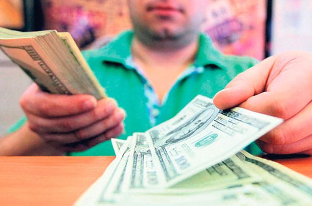 El dólar oficial cerró a $4,59 y el negro se negocia a $6,42