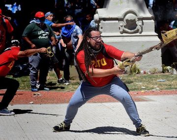 Sebastián Romero, con su arma casera en el Congreso