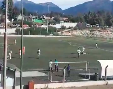 Brutal agresión en un partido amateur en La Angostura: un jugador le pateó la cabeza a otro
