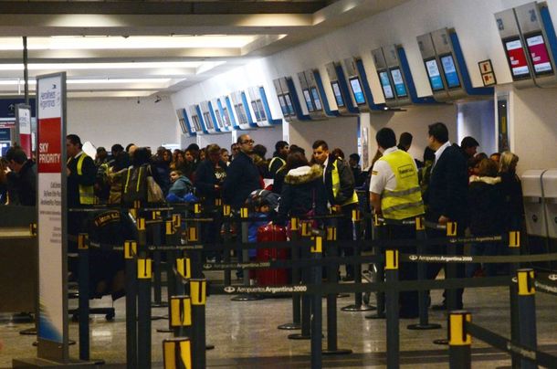 Dictaron la conciliación obligatoria y los controladores aéreos levantaron el paro