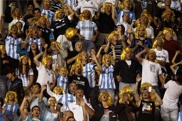 Los hinchas de Racing homenajearon a Merlo tiñéndose de Mostaza