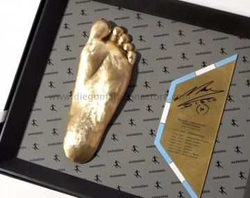 La escultura 3D del pie izquierdo de Maradona llegó a Nápoles: video inédito de Diego