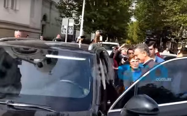 Insultaron a Macri a la salida de una iglesia en Tandil