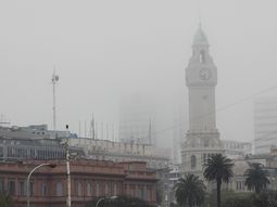 la niebla complica la visibilidad en la ciudad y alrededores la niebla complica la visibilidad en la ciudad y alrededores