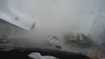 impactante: un tornado se trago un vehiculo