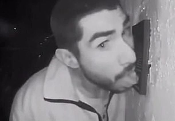 Lo escarcharon lamiendo timbres