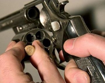 Obligó a su novia a jugar a la ruleta rusa y se mató