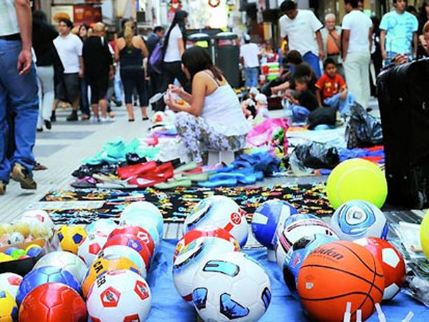 Sigue en aumento la venta ilegal en los puestos callejeros