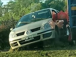 Un auto cruzó con la barrera baja y fue arrollado por un tren en Roldán: hay un muerto