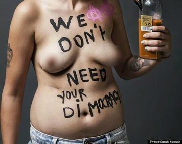 Una activista de Femen posa desnuda con una molotov