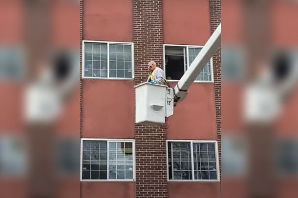 A lo Romeo y Julieta: un abuelo se subió a una grúa para ver a su esposa