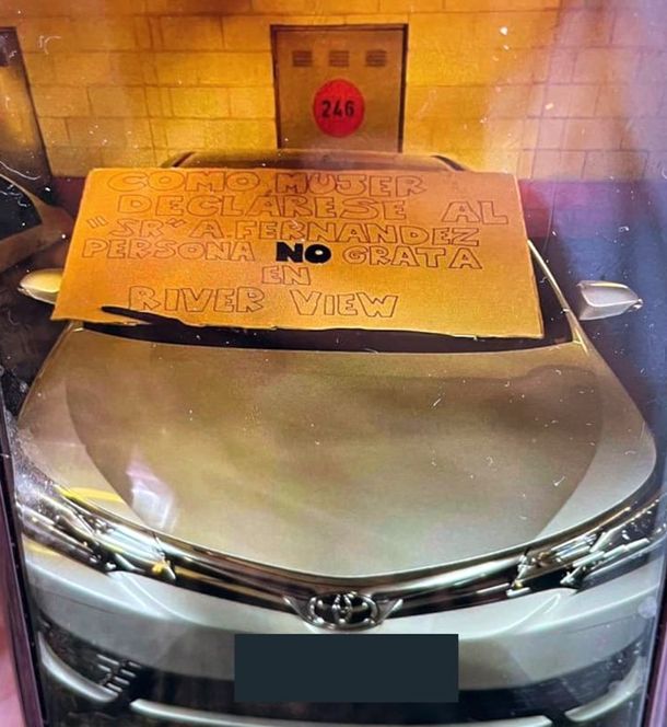 Apareció otro cartel contra Alberto Fernández en su edificio