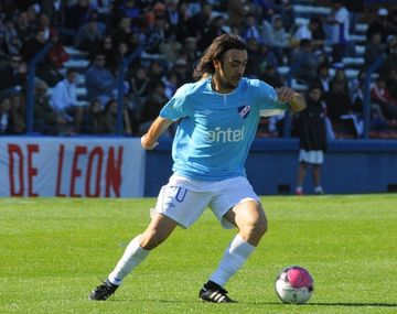 Dos golazos de un crack uruguayo a los 36 años