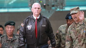 El vice de Estados Unidos visitó la zona desmilitarizada de las dos coreas El vice de Estados Unidos visitó la zona desmilitarizada de las dos coreas