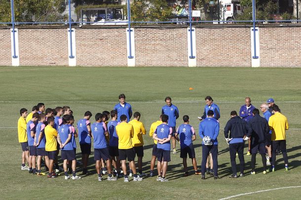 Bianchi define el equipo para enfrentar al puntero: Riquelme adentro y ¿Gago afuera?