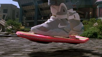 lanzaran una patineta voladora similar a la mitica de volver al futuro